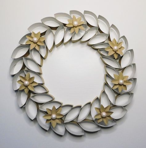 Christmas Wreath Made From Toilet Paper Rolls, Toilet Paper Wreath, Toilet Paper Roll Wreaths, Toilet Roll Flowers, Toilet Paper Roll Flowers Diy, Toilet Roll Diy, Toilet Paper Roll Ornaments, Toilet Paper Roll Crafts For Adults Diy, Crafts Using Toilet Paper Rolls