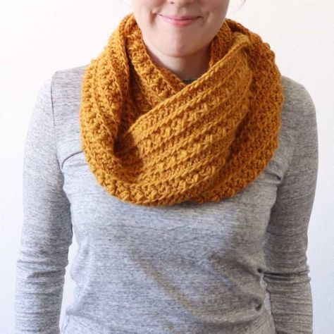 Snood au crochet : facile, rapide et stylé | Mery Crochet Crocheting Clothes, Crochet Cluster Stitch, Cluster Stitch, Crochet Snood, Daisy Farm, Crochet Cowls, Crochet Scarfs, Infinity Scarf Pattern, Knit Scarves