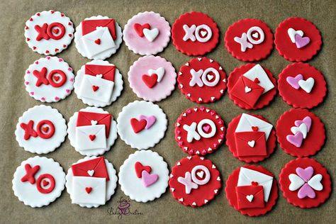 Valentines Cupcakes Decoration, Cupcake Topper Ideas, Valentines Cakes And Cupcakes, Valentine's Cupcakes, Cupcakes San Valentin, Valentines Day Cupcakes, Valentines Toppers, Valentines Day Cake, Valentine Cupcakes