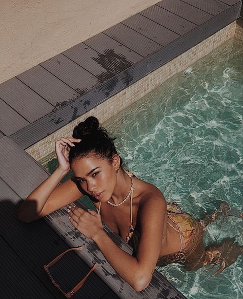 Fotografia In Piscina, Edie Rose, Mode Poses, Portret Feminin, Pool Poses, Pool Photography, Beach Instagram Pictures, Summer Poses, Summer Picture Poses