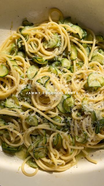 Zucchini Alfredo, Pasta Water, Pepper Pasta, Zucchini Pasta, Zucchini Noodles, Slow Cooking, Easy Pasta, Italian Food, Alfredo