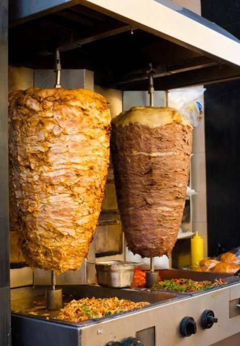 Shawarma Lebanese Shawarma, Shawarma Place, Shish Tawook, Turkish Restaurant, Best Fast Food, Lebanese Cuisine, Cake Pop Recipe, Lebanese Recipes, Fair Food Recipes