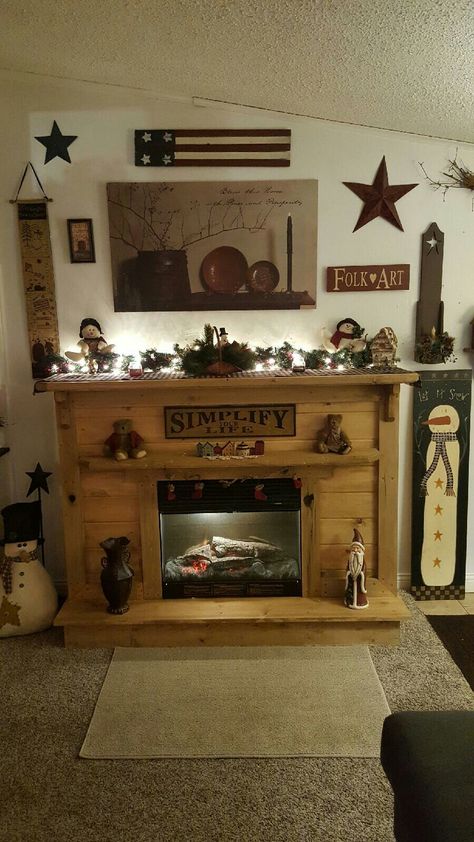 Primitive Fireplace Ideas, Pallet Fireplace, Prim Bedrooms, Halloween Flower Arrangements, Neutral Decorating, Primitive Fireplace, Primitive Home Decorating, Early American Decor, Country Western Decor