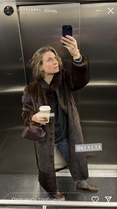 Brown Fur Coat Outfit, Fur Coat Street Style, Layering Street Style, Fur Outfit, Fur Coat Outfit, Minimalist Fashion Women, Mink Coat, Coat Outfit, Stylish Maternity