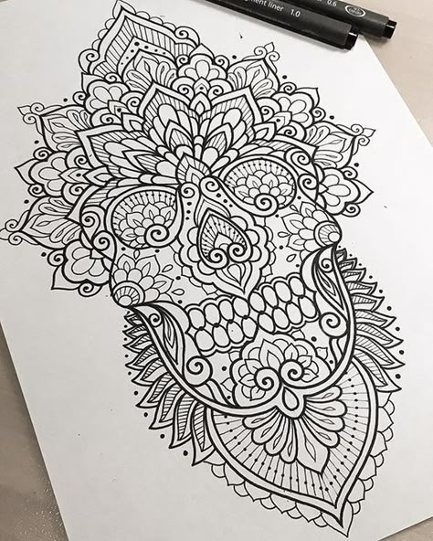 Candy skull mandala Simple Mandala Tattoo, Tato Mandala, Tattoo Fairy, Wörter Tattoos, Tattoo Painting, Tattoo Zeichnungen, Sugar Skull Tattoos, Geniale Tattoos, Mehndi Tattoo