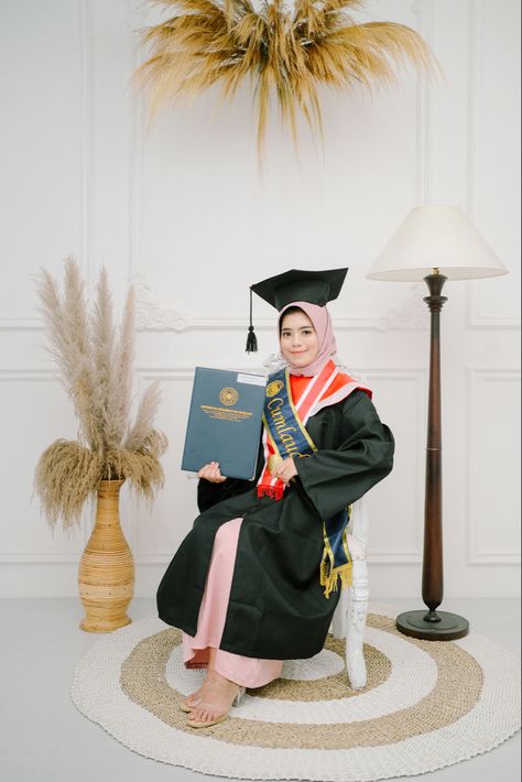 Graduation Photo Studio, Background Wisuda, African Kids Clothes, Studio Family Portraits, Photography Studio Design, Graduation Photography Poses, Graduation Poses, Desain Editorial, Studio Poses