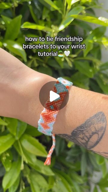 Ella🪸🐋🤍 ( UK Based ) on Instagram: "How To Tie Friendship Bracelets Tutorial🧵🤍  #bracelet #bracelets #braceletmaking #friendshipbracelet #friendshipbracelets #summer #summervibes #summerjewelry #summerjewellery #handmadejewellery #handmadewithlove #handmadejewelry #handmadebracelets #threadbracelet #smallbizz #smallbusinessowner #jewellerybusiness #explorepage #bracelettutorial" Tie A Friendship Bracelet, Bracelet Knot Tutorial, Tie Friendship Bracelets, Bracelet Knot, Knot Tutorial, Bracelets Tutorial, Friendship Bracelets Tutorial, Thread Bracelets, Bracelet Tutorial