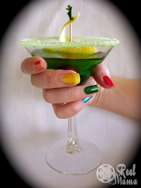 Emerald City Martini recipe.  Love this!  I'm feeling a party coming on. . . Wizard Of Oz Appetizers, Wizard Of Oz Cocktails, Football Cocktails, Emerald City Theme, Emerald City Party, Brat Birthday, Midori Drinks, Rainbow Manicure, Green Martini