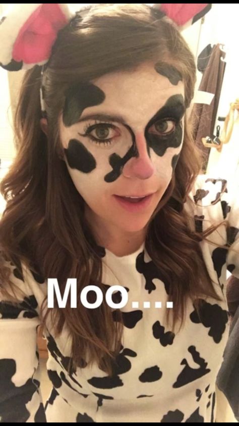 Successful cow makeup Diy Cow Costume, Cow Halloween Costume, Animal Face Paintings, Animal Makeup, Diy Costumes Women, Cow Costume, Cow Face, Diy Kostüm, Face Painting Halloween