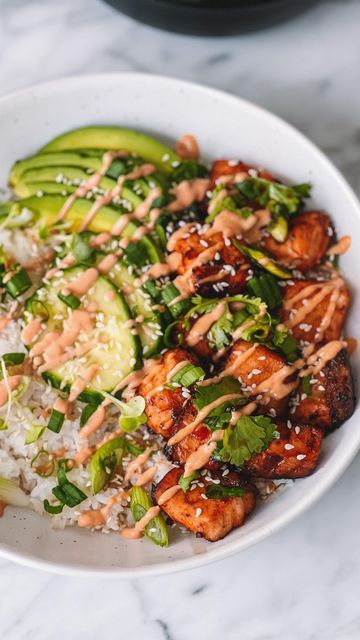 Jamie Milne on Instagram: "SPICY SALMON RICE BOWLS✨ follow @everything_delish for more recipes! welcome to my new spring series where I’m showing you some of my favorite simple & easy recipes to make for dinner! starting it off with this spicy salmon rice bowl - different than the viral one, yes! how so? I like to cube and cook my salmon in the airfryer! this is my favorite way to eat it. also, obsessed with my mini rice cooker that I got from @qvc - it’s under $50 and you can shop it using t Salmon Bowl Air Fryer, Salmon Rice Bowl Recipes, Spicy Salmon Rice Bowl, Spicy Salmon Bowl, Viral Salad, Salad Bowl Ideas, Pescatarian Dishes, Salmon Bowl Recipe, Simple Easy Recipes