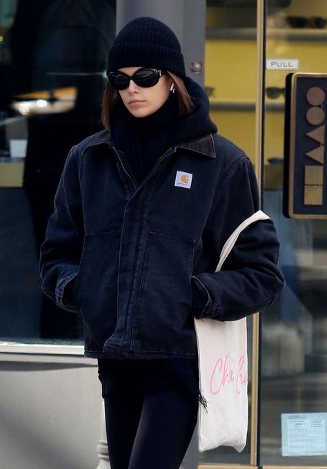 Kaia Gerber out in NYC in a Black on Black Fit.  #KaiaGerber #carhartt Carhartt Women's Outfit, Carhartt Jacket Outfit, Hailey Rhode Baldwin, Kaia Gerber Style, Jacket Outfit Women, Carhartt Women, Carhartt Jacket, Model Inspo, Mia 3