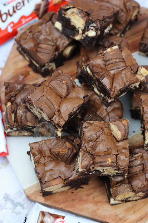 Kinder Bueno Brownies! - Jane's Patisserie Kinder Bueno Recipes, Bueno Brownies, Bueno Recipes, Brownies Decorados, Janes Patisserie, Tray Bake Recipes, Sweet Treats Desserts, Sweet Treats Recipes, Easy Baking Recipes Desserts