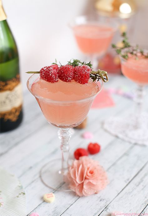 11 Elderflower Cocktail Recipes That Are As Delicious As They Are Pretty Elderflower Drink, Elderflower Martini, Pink Gin Cocktails, Elderflower Champagne, Thyme Simple Syrup, Elderflower Cocktail, Raspberry Drink, Raspberry Cocktail, Fizz Cocktail