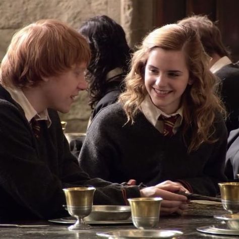 Behind the scenes of the Half-Blood Prince: building relationships 📽️️ #harrypotter    #Regram via @harrypotterfilmseries Ron E Hermione, Ron Y Hermione, Ron Weasley Hermione Granger, Half Blood Prince, Harry Potter Hermione Granger, Harry Potter Ron, Harry Potter Scene, Building Relationships, Ron And Hermione