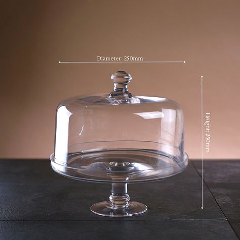 The perfect size for a classic victoria sponge or even a dozen cupcakes, this Glass Cake Stand & Dome is idea for use at home or displaying on a counter top.