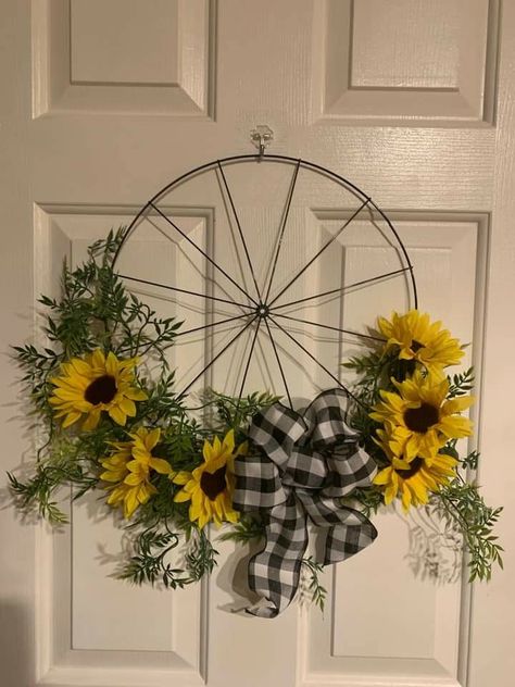 Bike Wreath, Wheel Wreath Ideas, Bicycle Wheel Decor, Craft Table With Storage, Bicycle Wreath, Bicycle Wheel Wreath, Wheel Crafts, Wheel Wreath, Rag Wreaths