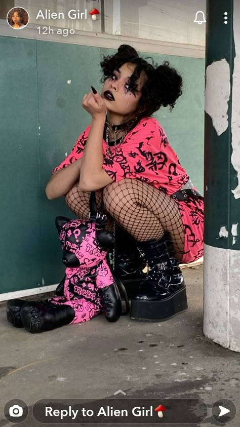 Afro Punk Outfits, Grunge Outfit Inspiration, Emo Night, Outfits Alternative, Afro Punk Fashion, Alt Aesthetic, 2000s Outfit, Alien Girl, Famous Outfits