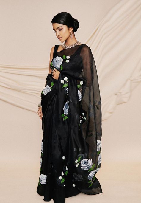 Organza Saree Styling, Black Organza Saree, Satin Dress Outfit, Organza Silk Saree, Anupama Parameswaran, Latest Designer Sarees, Hand Painted Sarees, Black Saree, Ethnic Outfits