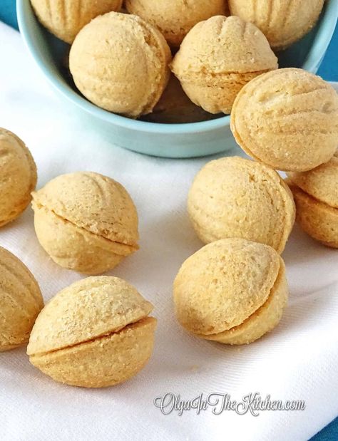 Walnut Shaped Cookies with Dulce de Leche filling (oreshki): golden, crispy on the outside and creamy on the inside. A holiday favorite! #oreshki #walnutcookies #cookies #dessert #holiday #christmascookie #ukrainian #dulcedeleche Walnut Shaped Cookies, Zumbo Desserts, Russian Cookies, Arabic Dessert, Cookie Cakes, Best Christmas Recipes, Walnut Cookies, Shaped Cookies, Filled Cookies