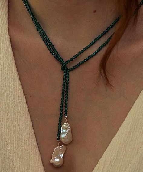 Bead Jewelry Designs, Bead Lariat Necklace, Beads And Pearls Necklace, Clear Bead Necklace, Making Necklaces Ideas, Green Necklace Beads, Neckless Ideas, Green Pearl Jewelry, Long Beads Necklace