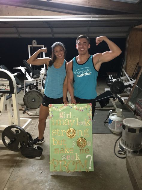 Promposal! Fitness life. #fitcouple #relationshipgoals Gym Related Promposal, Homecoming Proposal Ideas Gym, Gym Rat Hoco Proposal, Workout Promposal, Gym Promposal Ideas, Gym Hoco Proposal, Gym Promposal, Sadies Ideas, Promposal Ideas For Him