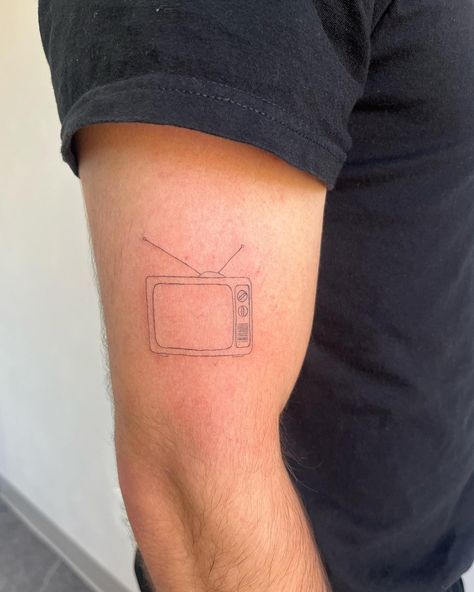 📺 - - - #tv #tvtattoo #tattoo #finelinetattoo #nwi #indianatattoo Vintage Tv Tattoo, Tv Tattoo Retro, Tv Tattoo Ideas, Tv Tattoo, E Tattoo, Vintage Tv, Retro Tv, Matching Tattoos, Tatting