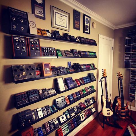 Music Studio Design, Jam Room, Music Studio Ideas, Pedals Guitar, Music Room Design, Guitar Studio, Guitar Storage, Music Room Ideas, Guitar Display