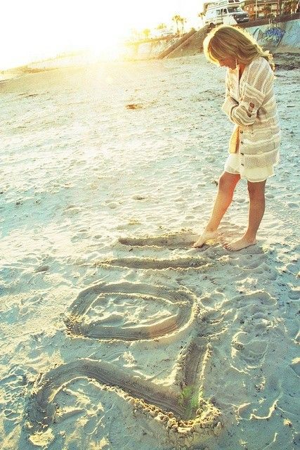 Tumblr Best Friends, Senior Year Pictures, Sand Writing, Swimming With Dolphins, Photos Bff, Crazy House, Beach Pictures Friends, Graduation Picture Poses, Photo Summer