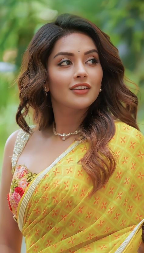 Mahima Nambiar, Actress Hairstyles, Bollywood Hairstyles, South Actress, Actress Hot Pics, Face Images, Indian Actress Hot Pics, Beautiful Smile Women, Beautiful Saree