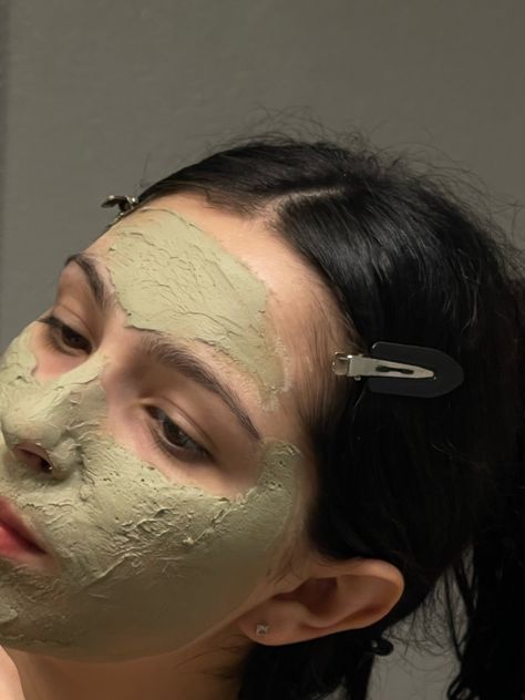 Face mask picture inspo, instagram, aesthetic, green clay mask, girly Green Mask Aesthetic, Clay Mask Aesthetic, Mask Selfie, Picture Inspo Instagram, Green Clay Mask, Mask Aesthetic, Mask Pictures, Simple Mehndi Designs Fingers, Aesthetic Green