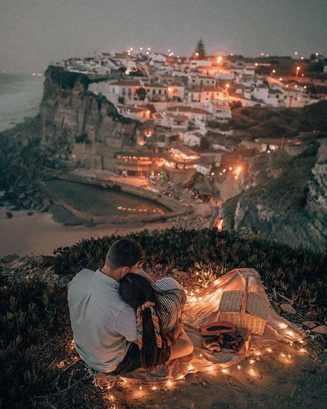 Santorini, Greece 🇬🇷 Dream Dates, Night Couple, Chasing Dreams, Voyage Europe, Couples Goals, Photo Couple, Jolie Photo, Travel Goals, Travel Couple