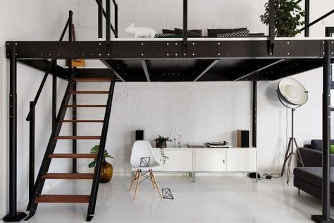 lit mezzanine en métal noir, chaise design en bois et blanc, sol en grès cérame assorti et meuble de rangement blanc neige Loft Space Ideas, Apartment Basement, Kalyn Nicholson, Turret House, A Loft Bed, Mezzanine Bedroom, Loft Bed Plans, Asian Crafts, Interior Balcony