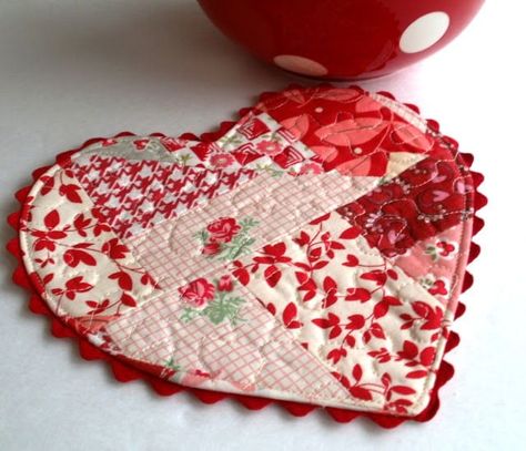 Valentine Mug Rug Valentines Bricolage, Mug Rug Patterns, Valentine Projects, Valentines Mugs, Diy Valentines Crafts, Heart Quilt, Heart Crafts, Mini Quilts, Valentine Day Crafts