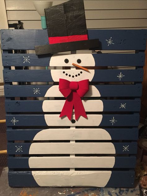 These pallet Christmas projects will help you deck your halls on a budget! From Bible quotes to snowmen, you're sure to find a project that you adore.                                                                                                                                                                                 More Pallet Christmas, Pallet Boards, Pallet Crafts, Pallet Painting, Christmas Yard, Snowman Crafts, Pallet Ideas, Winter Crafts, Christmas Deco