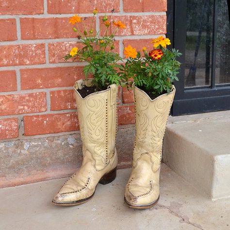 A sweet, rustic addition to your front porch. Like boots left out overnight! Cowboy Boot Crafts, Old Cowboy Boots, Spring Planter, Planters Garden, Garden Boots, Plant Stands Outdoor, Old Boots, Creative Shoes, Old Shoes