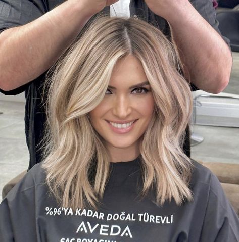 Hair Inspiration Balayage, Blonde Hair Transformations, Hairstyles For Medium Hair, Blonde Hair Inspiration, Mom Hairstyles, Blonde Hair Looks, Blonde Hair With Highlights, Hair Color And Cut, Hair Envy