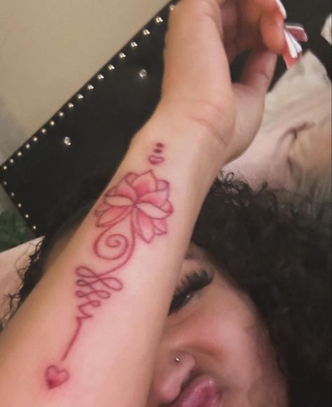 Small Tattoos With Words, Baddie Small Tattoo Ideas, Arabic Tattoo With Flowers, Pretty Tatoos Woman, Moms Name Tattoo Ideas Daughters, Hand Tattoos Female, Pen Tatoos Ideas, Tattoo Ideas Female Baddie Arm Sleeve, Pink Ink Tattoos