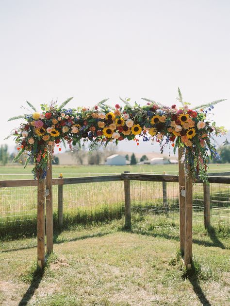 Hanging Sunflower Wedding Decor, Sunflower Weddings Rustic, Sunflower Backdrop Wedding, Sunflower Wedding Arch Ideas, Sunflower Wedding Florals, Sunflower Backdrop Ideas, Sunflower Arrangements Rustic, Wedding Arch Sunflowers, Sunflower Arch Wedding