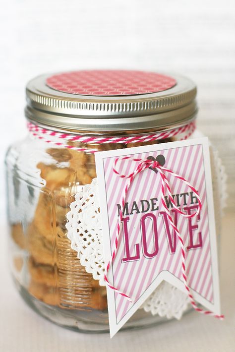 Made With Love Tag. Add it to some homemade treats and you have the perfect gift for Valentine's Day! Saint Valentin Diy, Happy Home Fairy, Valentines Bricolage, Free Wedding Printables, Valentine's Day Printables, Diy Valentine, Mason Jar Gifts, Valentines Day Activities, My Funny Valentine