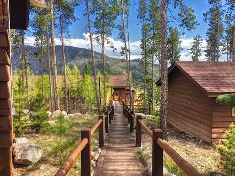 12 Best "Glamping" Vacations in Colorado showcases a list of the best cabin camping vacations you can enjoy in Colorado. Camping Colorado, State Park Cabins, Colorado Cabins, Resort Cabins, Tent Camping Hacks, State Park Camping, Road Trip To Colorado, Camping Resort, Visit Colorado