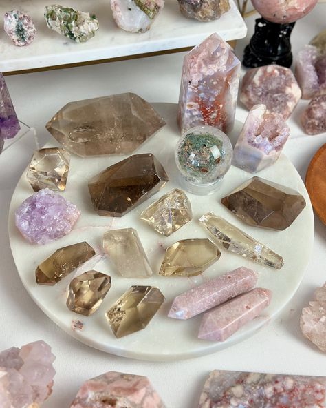 What are your favorite crystals to pair with Citrine? For me, this entire table will do. ✨🙃 🚨Join us this week: STORY SHOW Monday & LIVE SHOW Tuesday ✨✨ See story and highlights for Countdown and start time in your local time zone. 📣 #crystalsofig #citrine #abundance #crystalstones #luxurygifts #rareminerals #crystalboutique #boujeeaesthetic #interstellarconnection #crystalcollector #crystalcollection #crystalcollectors #highendminerals