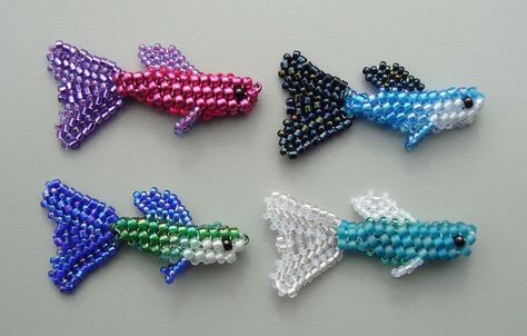 Beta Fish Bead Pattern Beaded Animals Tutorial, Beaded Objects, Seed Bead Patterns Free, Beaded Fish, Ocean Bracelet, Beaded Patterns, Beaded Dragonfly, Seed Bead Crafts, Fish Beads