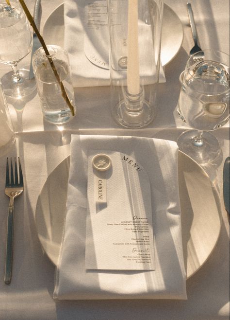 Wedding Decor Minimal, White Minimal Wedding, Wedding Plate Setting, Destination Wedding Cabo, Minimalist Reception, Wedding Reception Chairs, White Weddings Reception, Decor Minimal, Menu Wedding