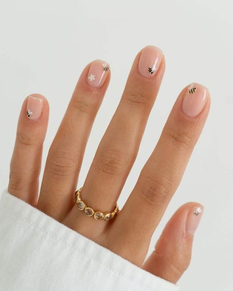 Short Minimalist Nail Designs, Nails Polish Designs, Cutest Nails, Best Summer Nails, Subtle Nail Art, Summer Nails 2023, Bright Summer Nails, Hello Nails, Short Gel Nails