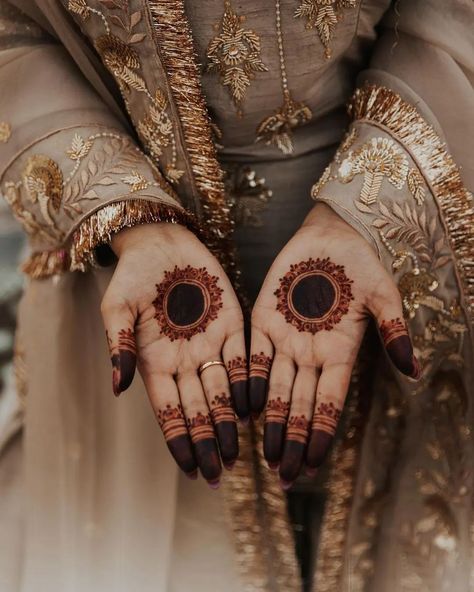 70+ Most Beautiful Minimal Henna Designs for Every Occasion Round Mehndi Design, Palm Mehndi Design, Simple Mehendi Designs, मेहंदी डिजाइन, Henna Art Designs, Very Simple Mehndi Designs, Simple Mehndi Designs Fingers, Pretty Henna Designs, Stylish Mehndi Designs