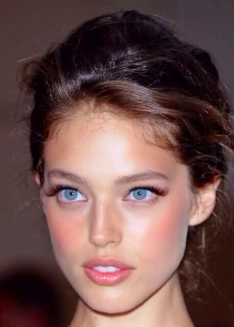 Emily DiDonato - Natural/Doe Eye make up Light Skin Makeup, Natural Pink Lips, Brunette Blue Eyes, Wedding Makeup For Brunettes, Wedding Hairstyles And Makeup, Brunette Makeup, Makeup Tip, Emily Didonato, Braut Make-up