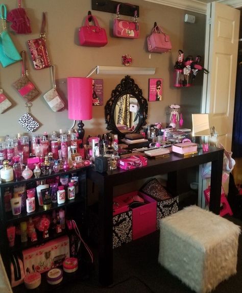 2000s Room Inspiration, Trashy Y2k Vanity, Gyaru Room Ideas, Mcbling Vanity, Y2k Mcbling Room, Mc Bling Room, Mcbling Room Ideas, Pink Y2k Bedroom, 2000s Decor