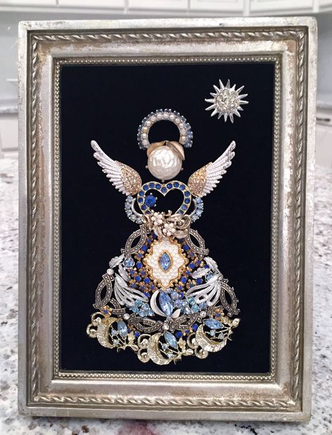 Jewelry Pics, Jeweled Picture, Old Jewelry Crafts, Costume Jewelry Crafts, Jeweled Christmas Trees, Framed Jewelry, Vintage Jewelry Ideas, Jewelry Frames, Vintage Jewelry Repurposed