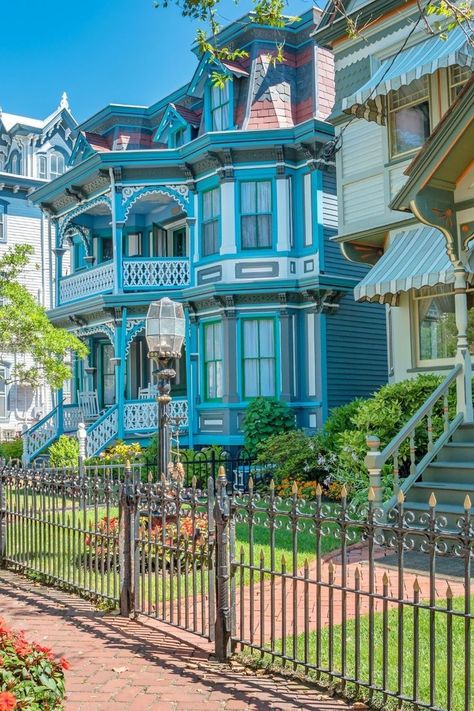 Addams Family House, Painted Lady House, Victorian Exterior, Cape May Nj, Victorian Buildings, Edwardian House, Victorian Mansions, Virginia Homes, Painted Ladies