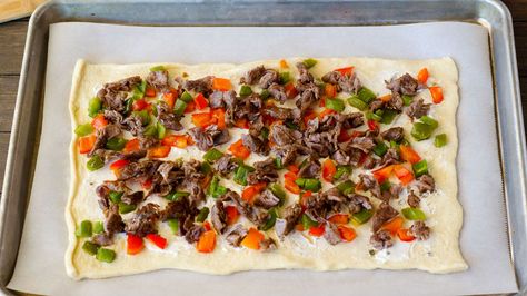 These easy-to-make (five-ingredient!) party appetizers are sure to be a hit with your crowd. Crescent Pinwheels, Freezable Casseroles, Philly Steak Sandwich, Steak Roll Ups, Steak Pinwheels, Field Meals, Chicken Cheesesteak, Pinwheels Recipe, Philly Steak